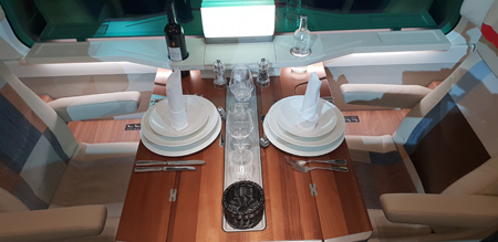 Wunderschöne Tischdekoration im Glacier Express in der Excellence Class auf Kulturonline.ch